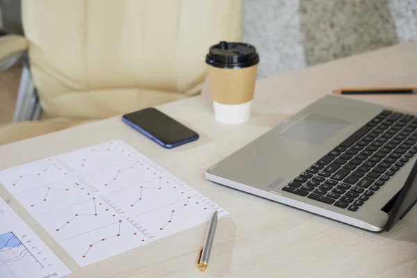 Laptop Kaffeetasse Smartphone Und Finanzbericht Auf Dem Tisch — Stockfoto