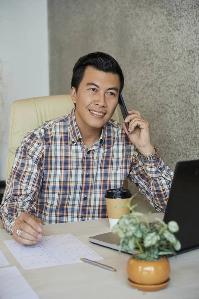 Stilig Mogen Asiatisk Entreprenör Leende Och Pratar Telefon Med Klient — Stockfoto