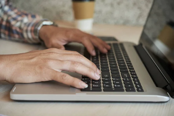 Mãos Homem Negócios Trabalhando Laptop Codificação Respondendo Mails — Fotografia de Stock