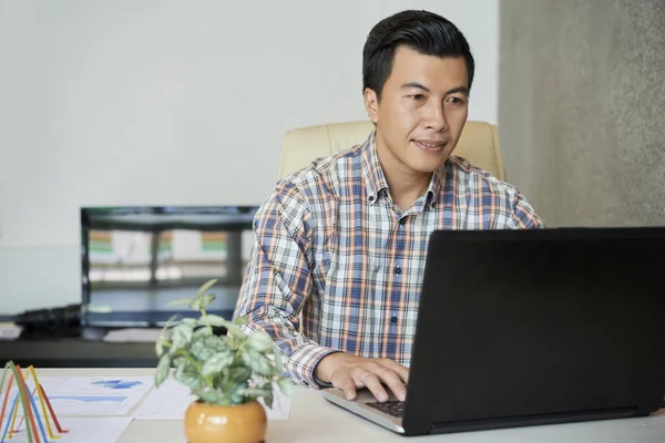 Porträt Eines Lächelnden Reifen Asiatischen Geschäftsführers Der Seinem Büro Laptop — Stockfoto