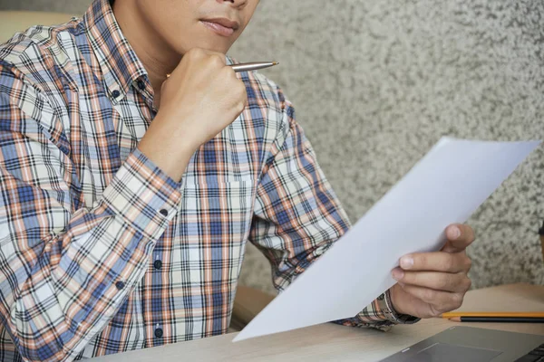 Nachdenklicher Unternehmer Liest Vertragsdetails Vor Unterzeichnung — Stockfoto