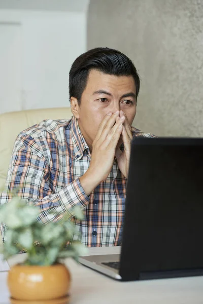 Emotionele Volwassen Aziatische Zakenman Het Lezen Van Mail Met Schokkend — Stockfoto