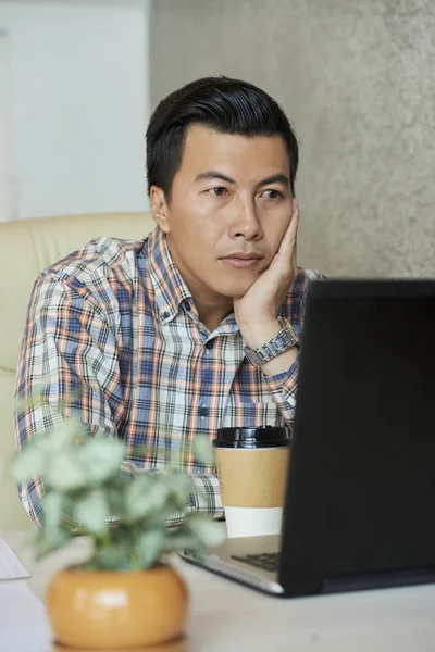 Porträt Eines Müden Asiatischen Geschäftsmannes Der Informationen Auf Dem Bildschirm — Stockfoto