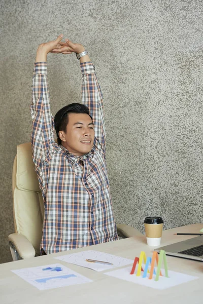 Vrolijke Zakenman Die Zich Uitstrekt Zijn Stoel Het Werk — Stockfoto