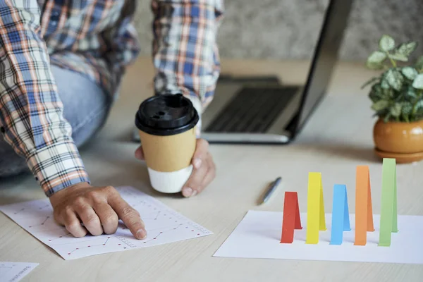 Unternehmer Mit Tasse Kaffee Überprüft Bericht Mit Verkaufsdaten — Stockfoto