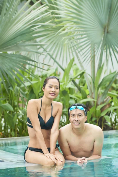 Mutlu Asyalı Çift Büyük Yüzme Havuzu Birçok Bitki Ile Spa — Stok fotoğraf