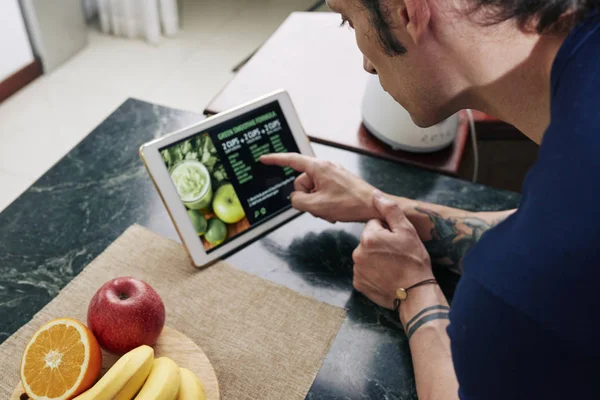 Närbild Man Läser Ett Recept Frukt Smoothie Digital Tablet Och — Stockfoto