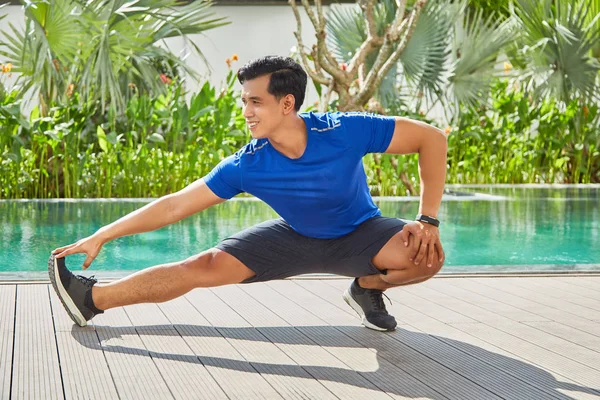 Jovem Asiático Sportswear Fazendo Exercícios Alongamento Perto Piscina Livre — Fotografia de Stock