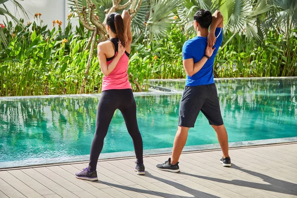 Rear View Young Couple Sports Clothing Standing Exercising Poolside Looking — Stock Photo, Image