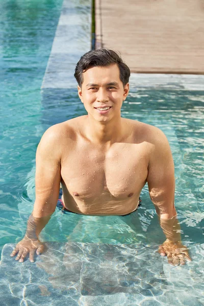 Portret Van Knappe Shirtless Man Ontspannen Het Water Het Zwembad — Stockfoto