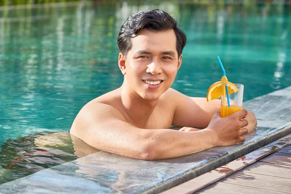 Porträt Eines Glücklichen Asiatischen Mannes Der Mit Einem Glas Saft — Stockfoto