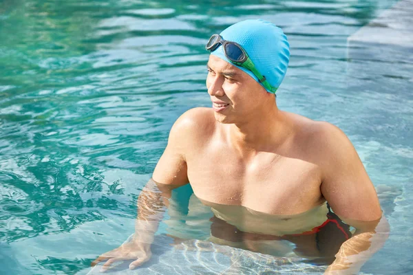 Muskulöser Junger Schwimmer Mit Badekappe Und Schwimmbrille Steht Freibad Wasser — Stockfoto