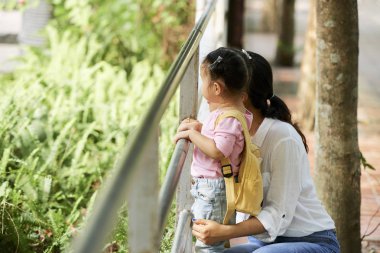Aile hafta sonu hayvanat bahçesi ziyaret ve bitki ve hayvanlar aranıyor
