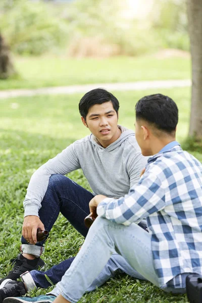 Twee Knappe Jonge Mannen Die Bier Drinken Met Elkaar Praten — Stockfoto