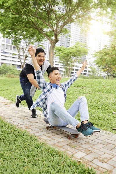 Deux Adolescents Heureux Skateboard Ensemble Dans Parc Ils Sont Assis — Photo