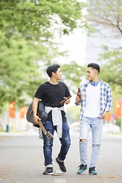 Dos Amigos Asiáticos Con Guitarra Botellas Cerveza Caminando Juntos Por — Foto de Stock