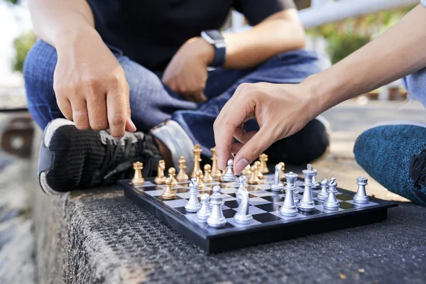 坐在户外户外与棋盘和下棋的男人的特写 — 图库照片