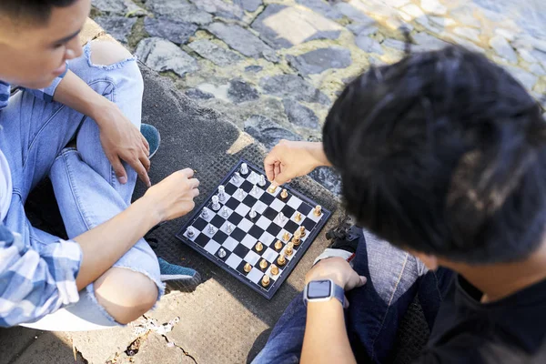 Zwei Freunde Verbringen Ihre Freizeit Freien Für Das Schachspiel — Stockfoto