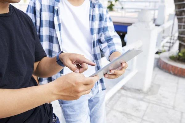 Blízcí Dva Mladí Muži Kteří Stojí Spolu Digitálním Tabletem Ukazují — Stock fotografie