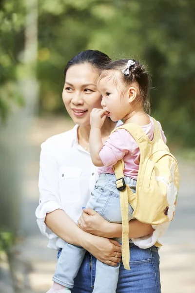 Vietnamese Woman Carrying Her Little Daughter Showing Her Animals Zoo — Stock Photo, Image