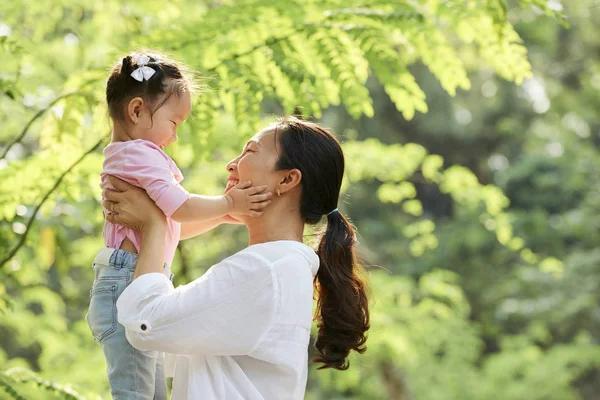 Feliz Madre Levantando Hija Niña Sonriente Tocando Cara Madre —  Fotos de Stock