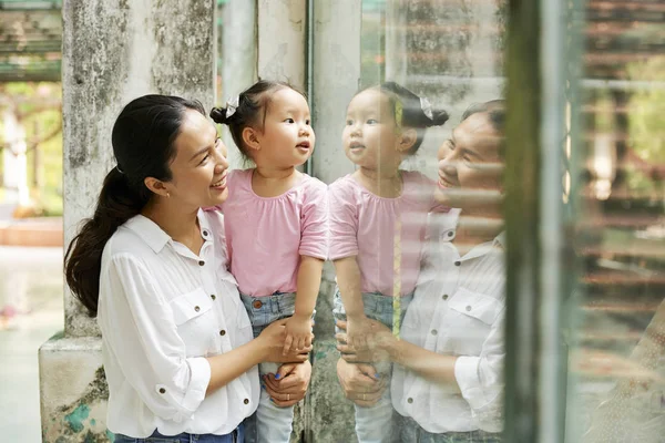 Mother Her Curious Daughter Standing Glass Window Zoo Looking Animals — Stock Photo, Image