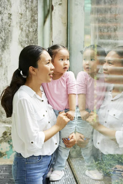 Mujer Excitada Niña Asustada Mirando Por Ventana Cristal Los Animales — Foto de Stock