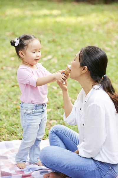 Adorable Petite Fille Partageant Crème Glacée Avec Mère Quand Qui — Photo