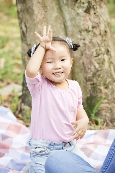 Porträtt Glad Liten Asiatisk Tjej Vinka Med Handen Och Säger — Stockfoto