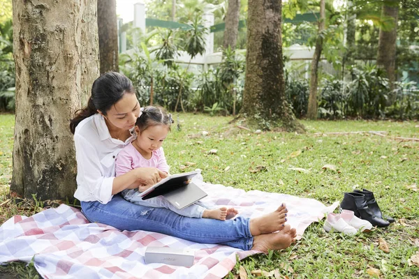 Vietnamesiska Ung Kvinna Och Hennes Lilla Dotter Sitter Underträd Parken — Stockfoto