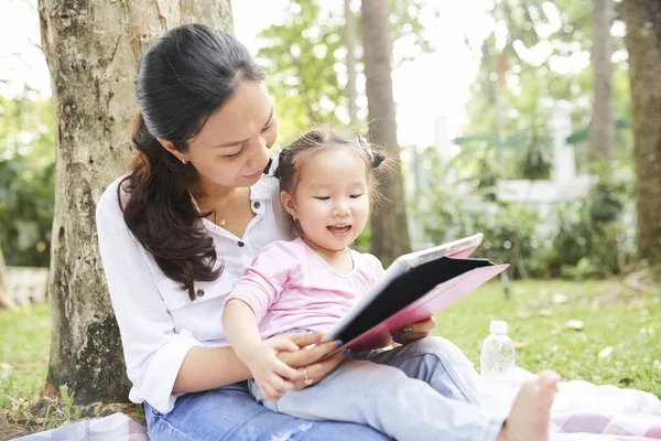 Fröhlich Liebenswert Kleine Asiatische Mädchen Sitzt Auf Schoß Der Mutter — Stockfoto
