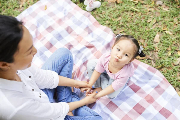 Mutter Sitzt Mit Tochter Park Auf Dem Schoß Und Spielt — Stockfoto