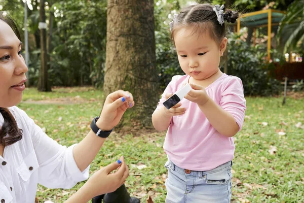 Curious Little Asian Girl Looking Smart Watches Figuring Out How — Stock Photo, Image