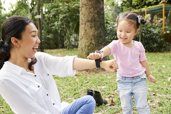 Little Asian Girl Excites Wear Smart Watches Just Her Mother — Stock Photo, Image
