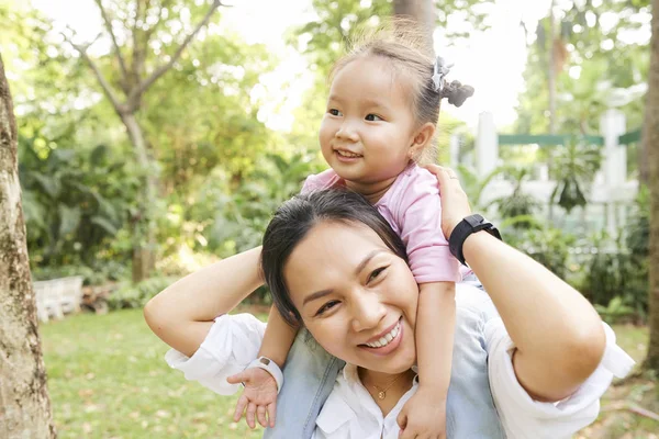 Ganska Ung Asiatisk Kvinna Spenderar Tid Med Sitt Barn Parken — Stockfoto