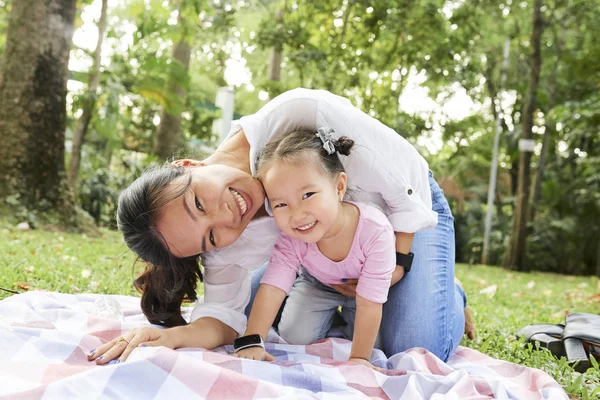 Szczęśliwy Młody Asian Kobieta Jej Uśmiechnięta Córka Gra Park Letni — Zdjęcie stockowe