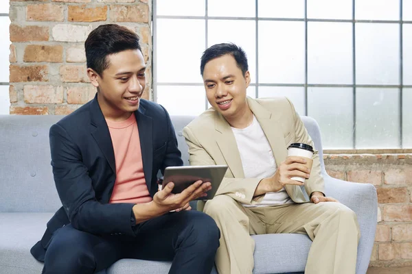 Jóvenes Empresarios Vietnamitas Discuten Información Sobre Tableta Reunión — Foto de Stock