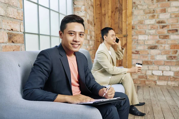 Retrato Belo Jovem Empresário Asiático Tomando Notas Documento Área Transferência — Fotografia de Stock