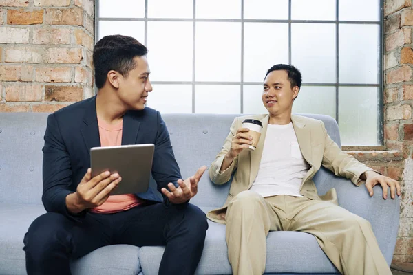 Bonito Jovem Empresário Animado Com Tablet Digital Conversando Com Seu — Fotografia de Stock