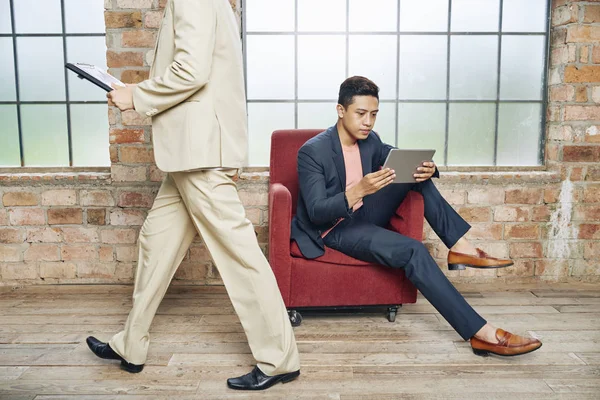 Snygg Ung Affärsman Läser Artikeln Tablet När Hans Medarbetare Går — Stockfoto