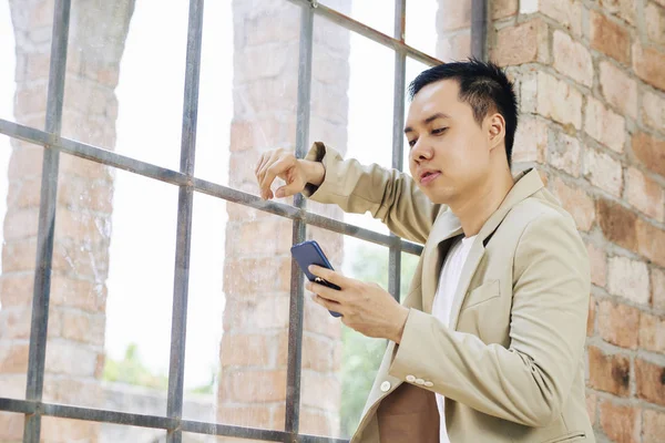 Retrato Jovem Empreendedor Janela Lendo Mensagem Texto Seu Telefone — Fotografia de Stock