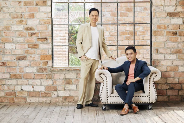 Positiva Unga Asiatiska Affärspartners Poserar Loft Kontor Med Tegelväggar Och — Stockfoto