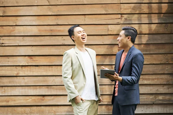 Счастливые Молодые Азиатские Предприниматели Смеются Читают Новости Сообщают Цифровой Планшет — стоковое фото