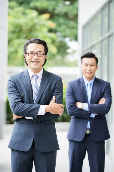 Portret Van Aziatische Jonge Zakenlui Die Buiten Staan Glimlachen Camera — Stockfoto