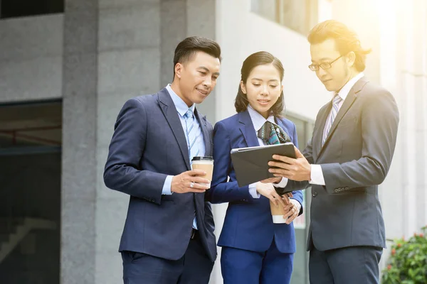 Young Businessman Standing Outdoors Together His Colleagues Showing Something Digital — Stock Photo, Image