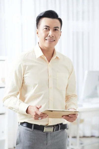 Portret Azjatyckiego Młodego Menadżera Trzymając Tablet Cyfrowy Uśmiechając Się Kamery — Zdjęcie stockowe