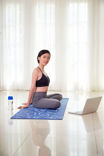 Portret Van Aziatische Gezonde Vrouw Zittend Oefening Mat Met Laptop — Stockfoto