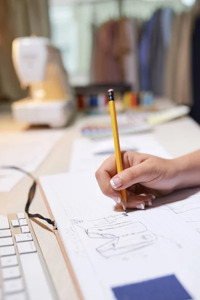 Primer Plano Diseñadora Sentada Mesa Dibujando Con Lápiz Nuevo Modelo — Foto de Stock