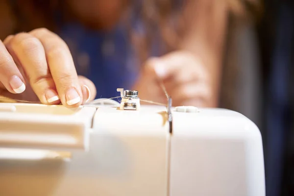 Close Female Hand Preparing Sewing Machine She Inserting Thread Hole — Stock Photo, Image