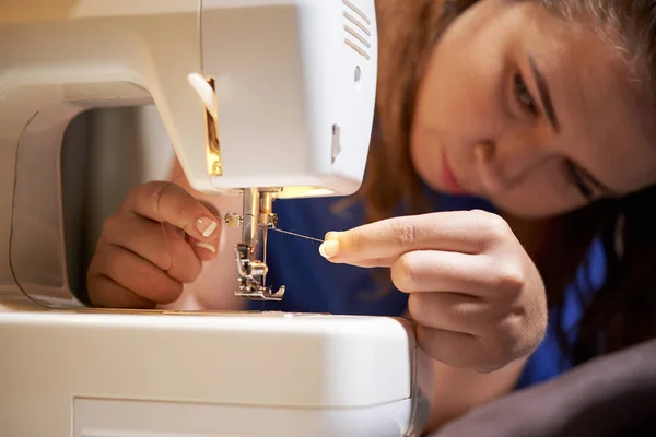 Young Seamstress Inserting Thread Needle Sewing Machine Going Sew New — 스톡 사진